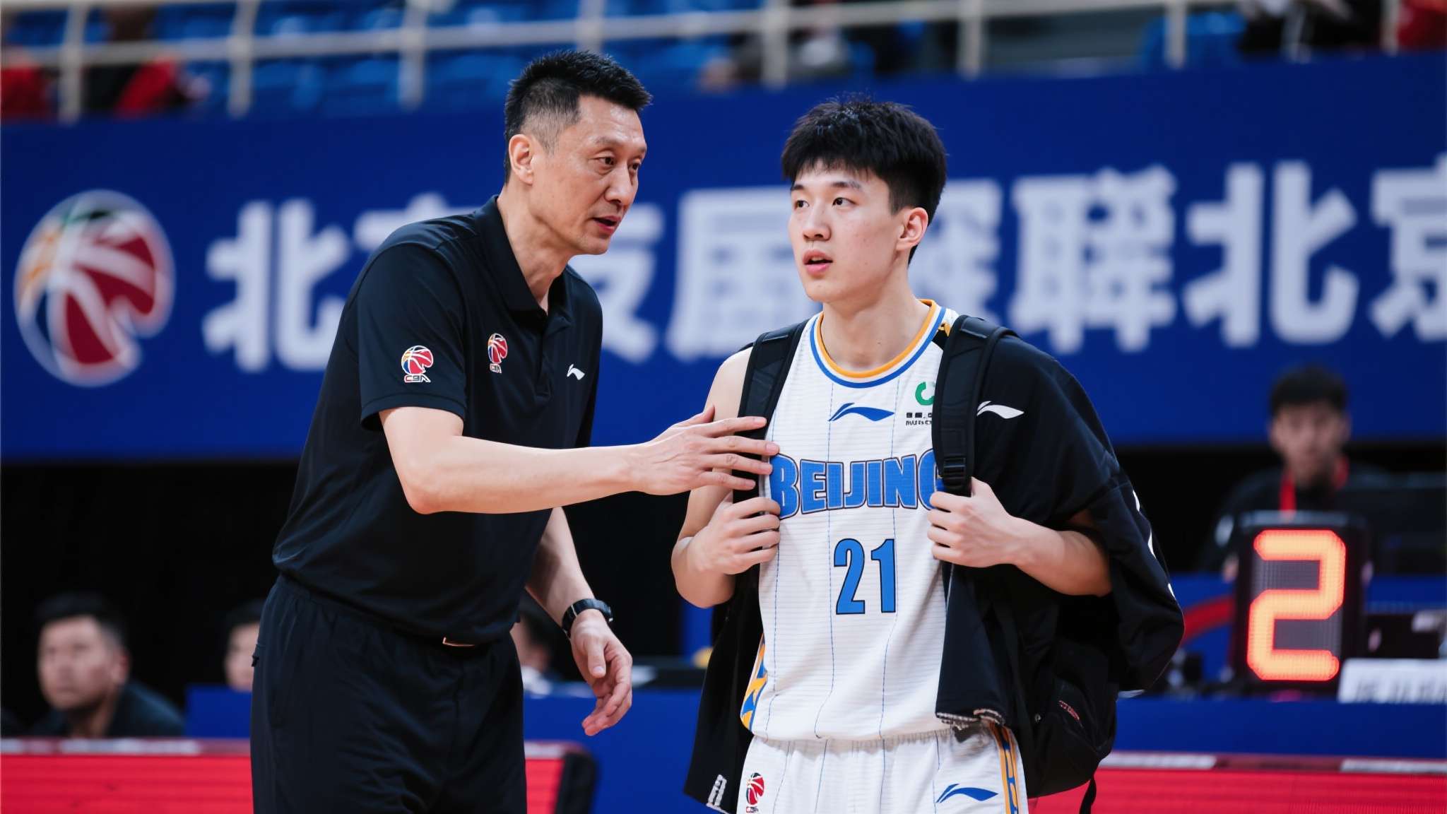 广东男篮启程前往北京!杜锋带上21岁小将,宏远老板开出巨额奖金 广东男篮启程前往北京!杜锋带上21岁小将,宏远老板开出巨额奖金